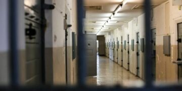 U tha policëve se kishte gëlltitur detergjent, i burgosuri 23-vjeçar nga Kosova arratiset nga spitali në Itali
