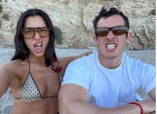 Muaji i mjaltit i Dua Lipës dhe Callum Turner, puthje, diell dhe romancë në Amalfi