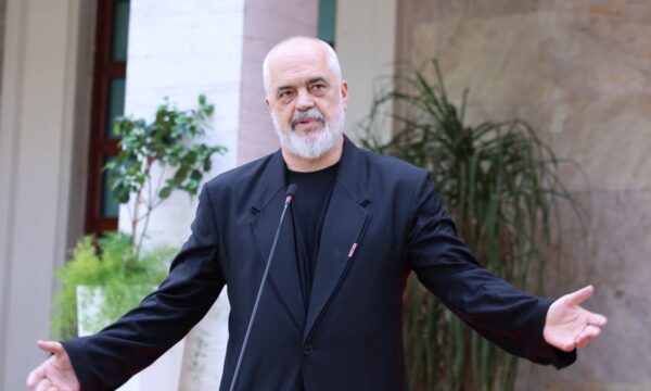 “I kam dëgjuar flamingot, por s’e kuptoj pse nuk ndahen nga sorrat” – Rama reagon për protestën në bulevard