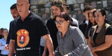 8 vite pa të, Haradinaj bën homazhe me nënën Rukë pranë varrit të babait