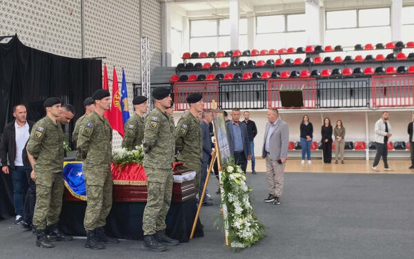 Homazhe në Skenderaj, figura politike dhe qytetarë nderojnë Sahit Jasharin