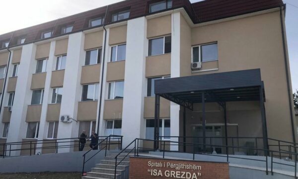 “U soll pa shenja jete”/ Spitali i Përgjithshëm i Gjakovës del me njoftim për vdekjen e 17-vjeçarit