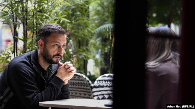 Ibrahim Januzi, kreu i Sindikatës së minatorëve të Trepçës duke biseduar me Radion Evropa e Lirë.