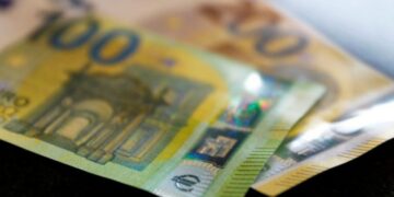Në një bankë në Prishtinë zbulohen 338 euro të falsifikuara, Policia nis hetimet