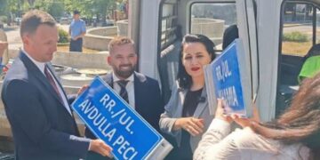 Ministrja Pacolli vendos tabelë me emrin “Zoran Gjingjiq” në rrugët e Mitrovicës