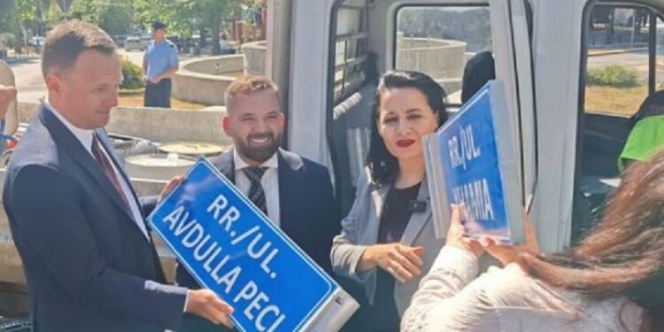 Ministrja Pacolli vendos tabelë me emrin “Zoran Gjingjiq” në rrugët e Mitrovicës
