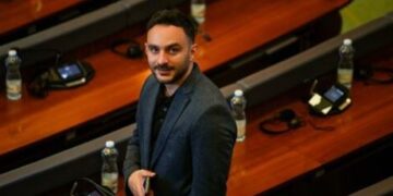 Paris Guri “godet” disa nga bashkëpartiakët e tij: Shiheshin veç nëpër qoshe…