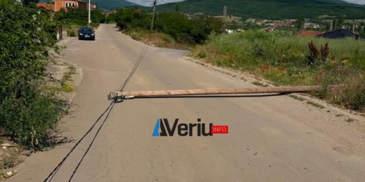 Rrëzohet shtylla elektrike në Zhabar të Mitrovicës