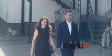 I shoqëruar nga bashkëshortja e tij, kryetari Faton Peci voton në Mitrovicë