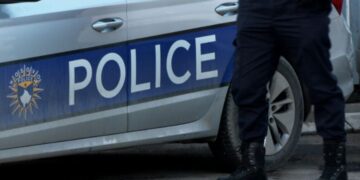 Qytetari gjen telefonin dhe portofolin e humbur, i dorëzon në polici