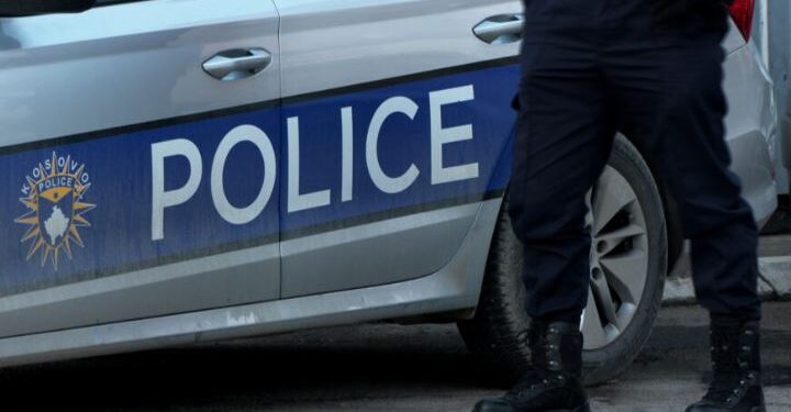 Qytetari gjen telefonin dhe portofolin e humbur, i dorëzon në polici