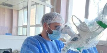 QKUK: Pas operacionit, pacientes i rikthehet dëgjimi pas 18 vitesh