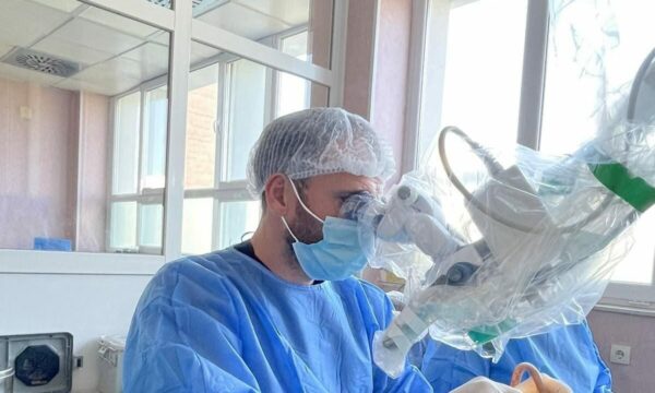 QKUK: Pas operacionit, pacientes i rikthehet dëgjimi pas 18 vitesh