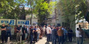 Punonjësit e RTK-së dalin në protestë, kërkojnë pagesën e plotë të rrogave