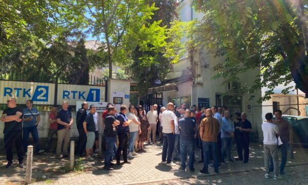 Punonjësit e RTK-së dalin në protestë, kërkojnë pagesën e plotë të rrogave