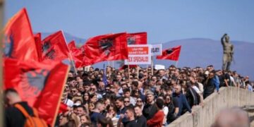 “Gjuha shqipe nuk është privilegj”, studentët e Kosovës protestojnë në Prishtinë për të drejtat gjuhësore në RMV