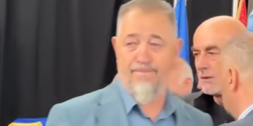 Sami Lushtaku shpërthen në lot në homazhet për Komandantin Sahit Jashari