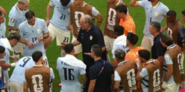 Krizë te kampi i Uruguajit, futbollistët përplasen me trajnerin Bielsa