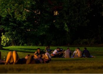 Valë e fortë të nxehti në Paris, qytetarët e kalojnë natën në parqe