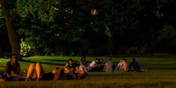 Valë e fortë të nxehti në Paris, qytetarët e kalojnë natën në parqe