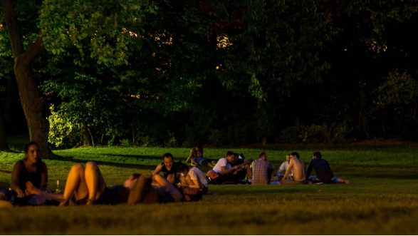 Valë e fortë të nxehti në Paris, qytetarët e kalojnë natën në parqe