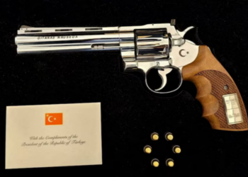 Zbulohet revolveri që Erdogan ua dha liderëve të NATO-s pas Samitit në Ankara
