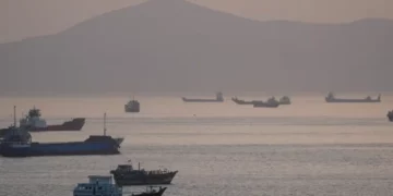 Pak anije po rrezikojnë kalimin nëpër Hormuz mes rifillimit të sulmeve SHBA-Iran
