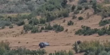 I mbyllur në veturë vijon të rezistojë, i dyshuari për vrasjen e vjehrrit nuk bindet nga RENEA, pozicionohen në terren snajperistët