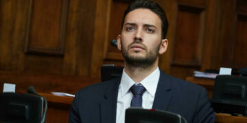 Deputeti i Kuvendit të Serbisë: Nëse kryeministri s’ka forcë për ta shkarkuar Paunovicin, duhet të japë dorëheqje vetë