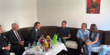 Kurti viziton familjen e heroit Enver Zymberi, në 15 vjetorin e vdekjes së tij