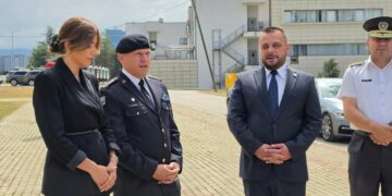 Haxhiu dhe Bashkim Jashari presin Albin Kurtin në ceremoninë e diplomimit të kadetëve të FSK-së