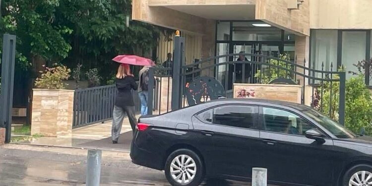 Blerta Deliu-Kodra dorëzon kallëzim në Prokurorinë Speciale për profilin “Lule Gjeli”