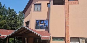 Punonjësit e “Ibër-Lepencit”, me asistencën e Policisë, rrethojnë motelin “Jezero” në Ujman