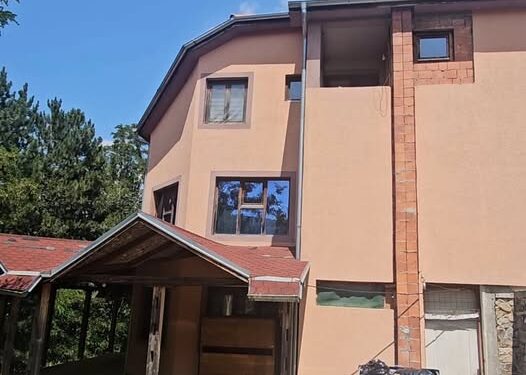 Punonjësit e “Ibër-Lepencit”, me asistencën e Policisë, rrethojnë motelin “Jezero” në Ujman