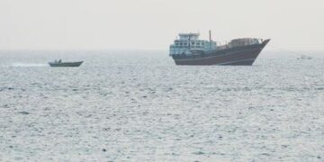 Hormuzi mbetet i bllokuar, Irani paralajmëron mbylljen e një tjetër arterie të tregtisë botërore
