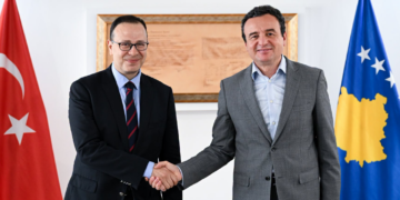 Kurti takohet me ambasadorin turk: Turqia, një prej shteteve që Kosova bashkëpunon shumë në mbrojtje e tregti