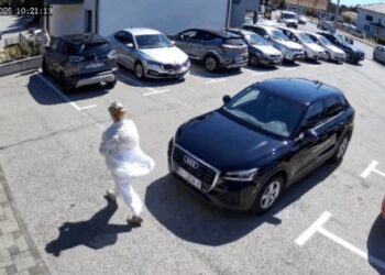 Gruaja s’e tërhoqi frenin e dorës, Audi përfundoi në një shtëpi