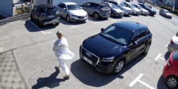 Gruaja s’e tërhoqi frenin e dorës, Audi përfundoi në një shtëpi