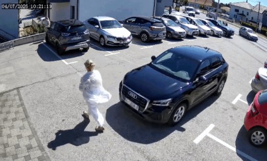 Gruaja s’e tërhoqi frenin e dorës, Audi përfundoi në një shtëpi
