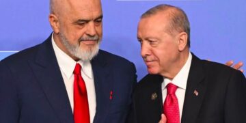 I buzëqeshur krah Erdoganit, Rama ndan foto nga Samiti i NATO-s në Turqi