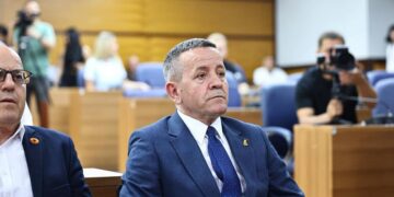 ‘Remi’: Ministrat në Beograd premtojnë hapur spastrimin e Kosovës, në Prishtinë pushtetarët vrapojnë në Hagë me shpifje kundër UÇK