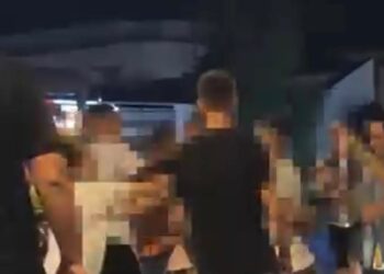 Rrahje masive në sheshin e Skënderajt, disa të rinj bëhen “llom” (Video)