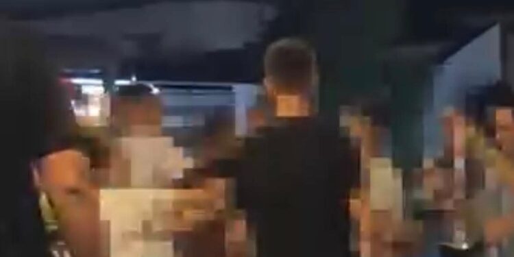 Rrahje masive në sheshin e Skënderajt, disa të rinj bëhen “llom”  (Video)