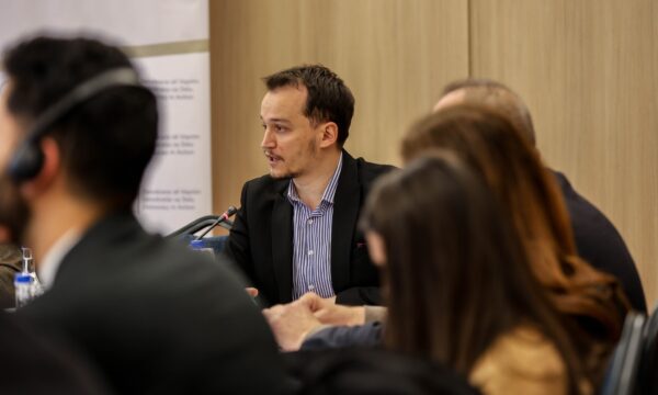 ‘‘Situata është e qartë’’, Cakolli: Kryeministri e ministrat s’mund ta marrin mandatin e deputetit pa dhënë dorëheqje nga pozitat tjera
