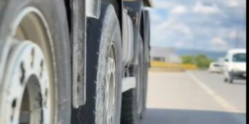 Temperaturat e larta – Nesër kufizime për kamionët mbi 20 tonë në autoudhë, në rrugët e tjera s’ka kufizime