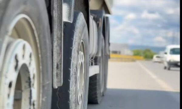 Temperaturat e larta – Nesër kufizime për kamionët mbi 20 tonë në autoudhë, në rrugët e tjera s’ka kufizime
