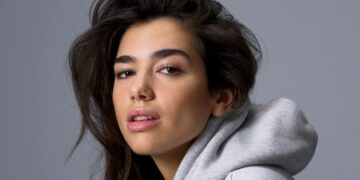 Dua Lipa rikthehet në Prishtinë, publikon pjatën me pite, speca dhe ajvar