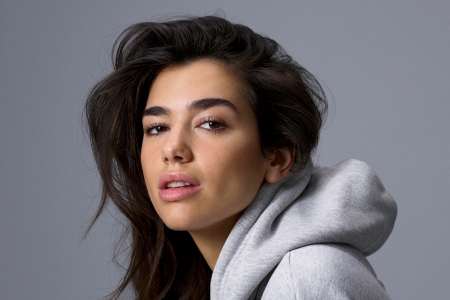 Dua Lipa rikthehet në Prishtinë, publikon pjatën me pite, speca dhe ajvar