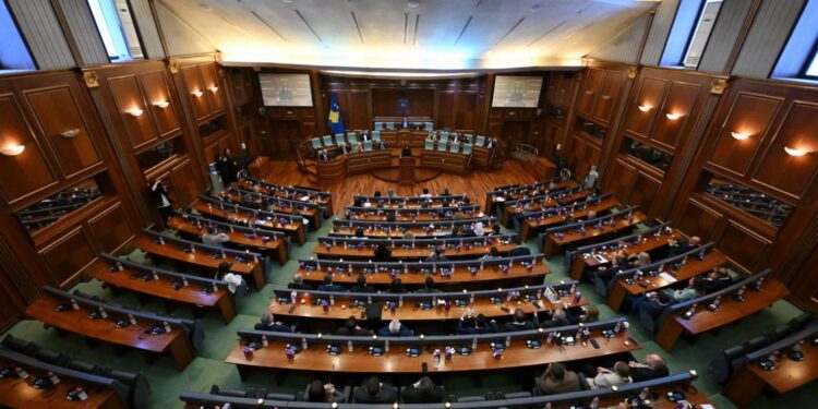 Haxhiu fton deputetët në seancën konstituive të Kuvendit më 6 gusht