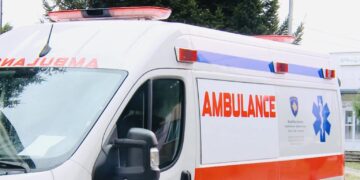 Shpëtohet mrekullisht një fëmijë pas rënies në ujë